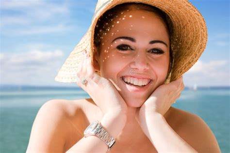 Jeune Brunette Frais En Vacances Image Stock Image Du Paille Chapeau