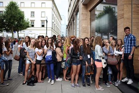 Fotostrecke Kultmarke Gro Er Andrang Bei Hollister Er Ffnung In