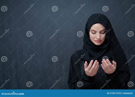 Retrato De Jovem Muçulmana Fazendo Dua Foto de Stock Imagem de povos