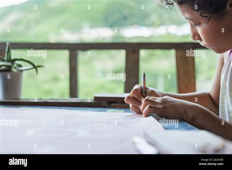 Une Tudiante De Latina Faible Revenu Et La Peau Brune Qui Fait Ses Devoirs L Cole La