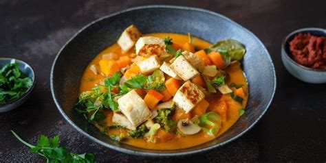 Veganes Rotes Thai Curry Mit K Rbis Tofu Und Buntem Gem Se Bevegt