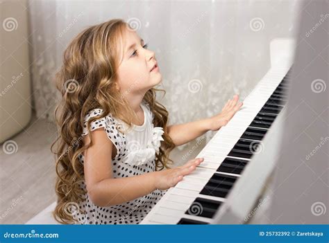 Belle Petite Fille Blonde Jouant Le Piano Photo stock Image du vêtement loisirs 25732392
