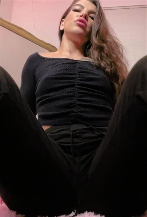 Showing Off My Pretty Pussy Scrolller