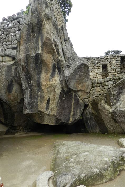 piedra cabeza de cóndor en el suelo Templo del Cóndor Grupo del Cóndor