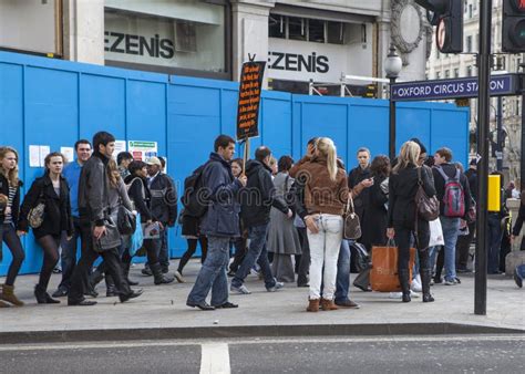 People Cross the Road at Rush Hour on Oxford Street, the Main Shopping ...