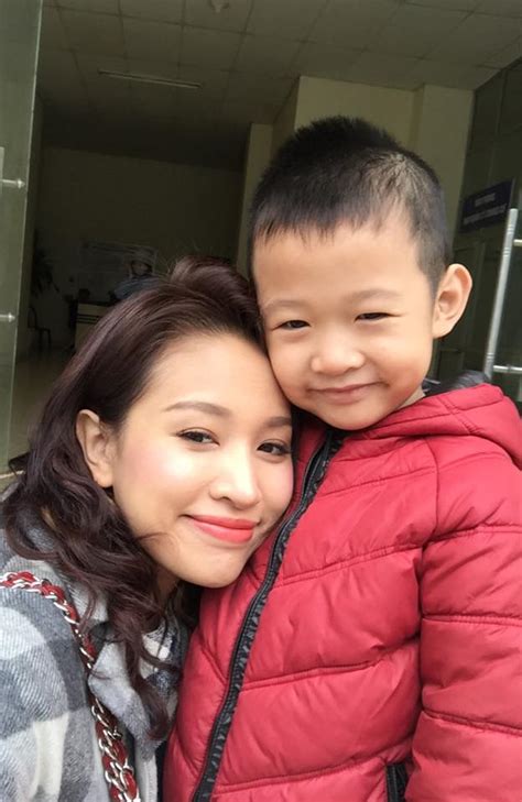 cô nàng xưa đình đám vì danh xưng hot girl nay đã là mẹ đơn thân quyến rũ