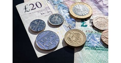 Банката на Англия „разследва“ какво е причинило сриването на паунда