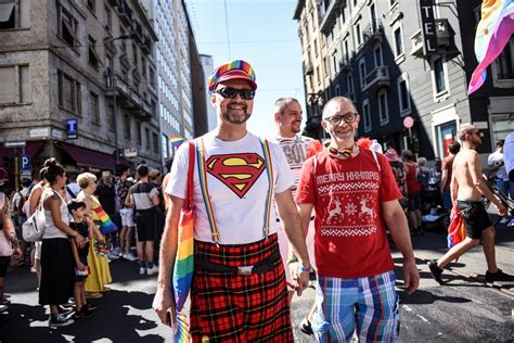 Gay Pride Milano La Sfilata Corriere It
