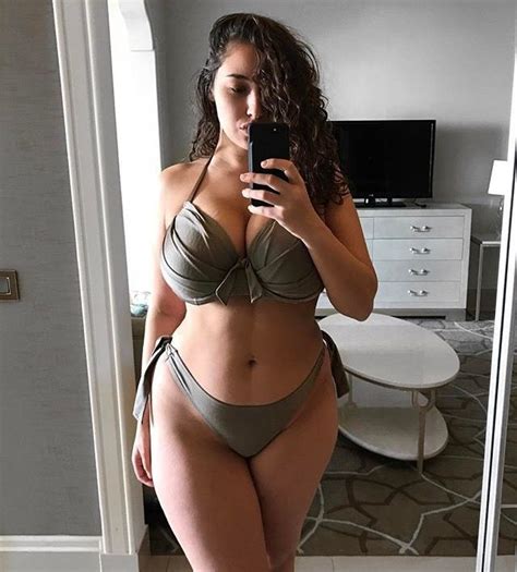 8 Hot Sexy Roxanne McCarthy Bikini Pics