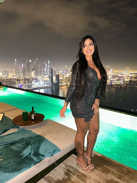 Stephanie Silveira grava em Dubai e recebe proposta de Sheik: “500 mil