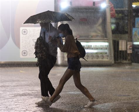 本港天文台今晚发布黑色暴雨警告信号