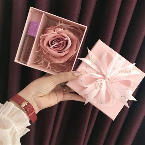 Hộp đựng son kem màu hồng nude kèm hoa Shopee Việt Nam