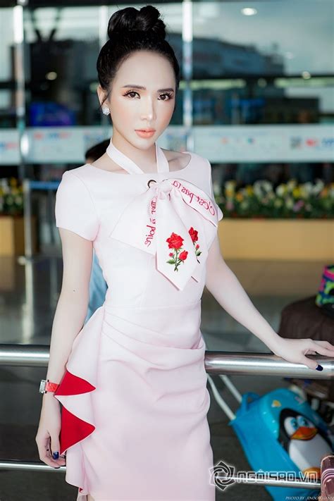 Hot girl chuyển giới Trần Đoàn đẹp bất chấp lên đường sang Singapore dự Đêm hội chân dài