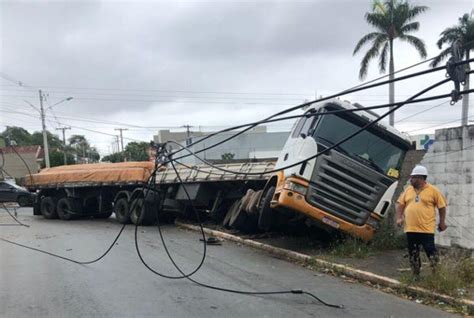 Caminh O Tomba Arrasta Fios E Deixa Mil Fam Lias Sem Luz Em Cuiab