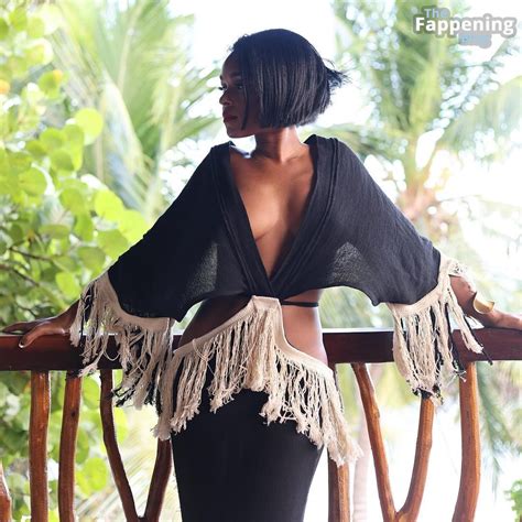 Janelle Monae Flashes Her Nude Tits In A See Through Top 8 Photos TheFappening