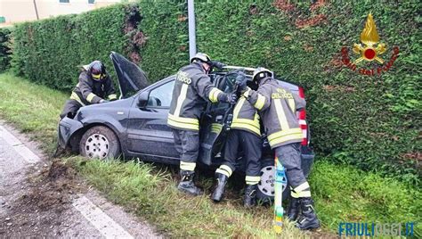 Incidente Ad Azzano Decimo Auto Finisce Contro Un Palo Della Luce