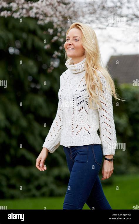 H Bsche Blonde M Dchen Im Freien Stockfotografie Alamy