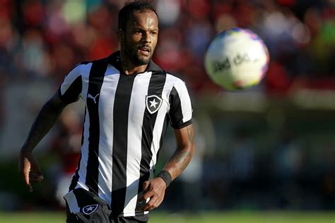 Ex Botafogo Flu E Cruzeiro Volante Bruno Silva Acerta Tombense