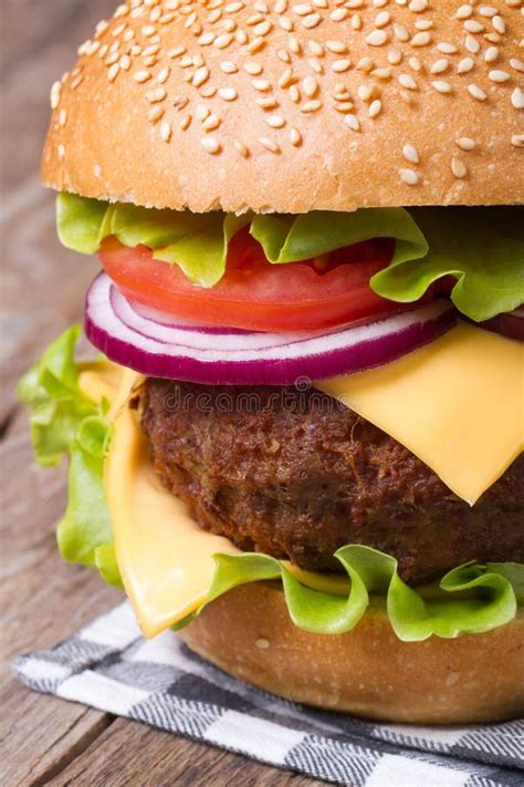 Hamburger Grande Carne Queijo Tomate Cebola E Alface Imagem De