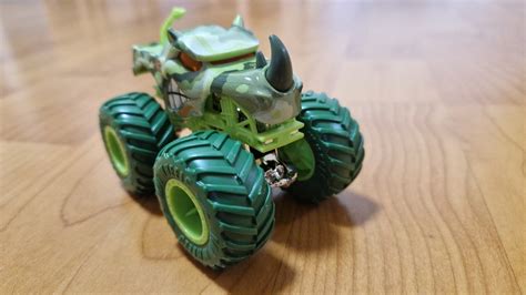 Машинка Mattel Hot Wheels Monster Trucks Монстр трак FYJ Gunkster Подарочная коробка