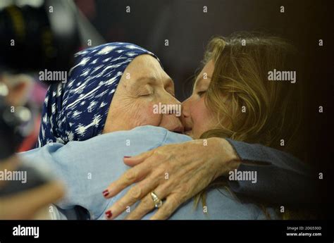 Tom Bradys mother Galynn Patricia Brady kisses Gisele Bundchen at