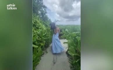 Mandira Bedi Mouni Roy Lesbian Scene In Mouni Roy And Mandira Bedi Aznude