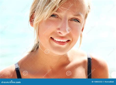 Het Mooie Blonde Dame Glimlachen Stock Foto Image Of Mooi Pret 10803332