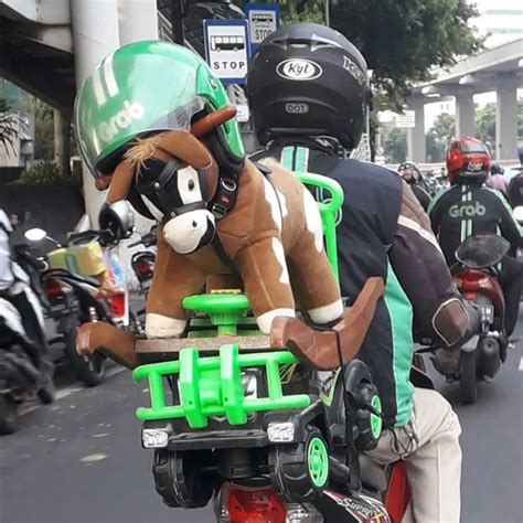 6 Potret Driver Ojek Online Antar Orderan Boneka Ini Curi Perhatian