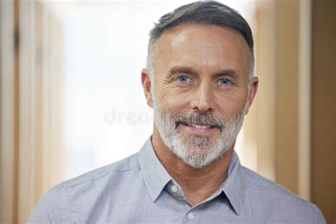 J Ai Eu Beaucoup De Peau Dans Le Jeu Portrait D Un Beau Homme D Affaires Mature Debout Dans Son