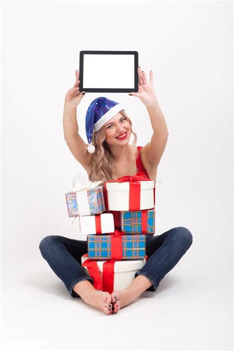 Het Mooie Blonde Met Grote Borsten Zit Op Een Witte Rug Stock Foto