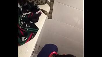Cafuçu bateu uma no banheiro público XVIDEOS