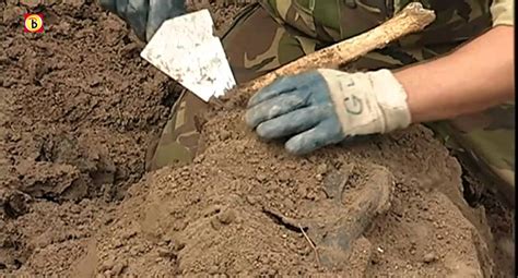 Weer gesneuvelde soldaat opgegraven bij Waspik (HD) - YouTube