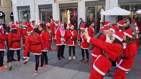 La Corsa Dei Babbi Natale A Novara A Sfondo Benefico Il Video La