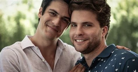 Caf Not Cias Amor Vida Chega Ao Fim Beijo Gay Masculino E Mosaico De Assuntos Batidos