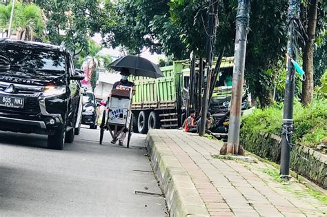 Rem Blong Truk Pengangkut Pasir Hantam Pedestrian Dan Tiang Telkom Di