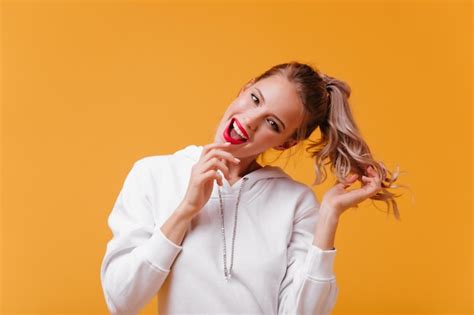 Portrait L Int Rieur D Une Blonde Athl Tique Spectaculaire Aux Yeux Bruns Et Rouge L Vres