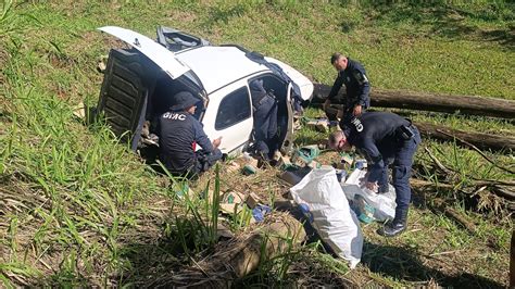 Motorista perde o controle cai em barranco e abandona veículo