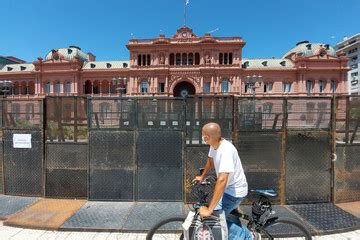 La Historia Interminable De Las Vallas Y Las Rejas En Plaza De Mayo