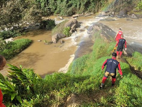 Fotos e vídeos mostram buscas em cachoeira onde banhista desapareceu no ES