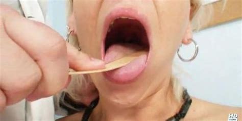 Examen gynécologique au spéculum de chatte mature de Romana Tnaflix