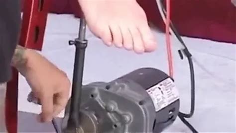 Gefesselte Titten Auf Einem Riesigen Dildo Aufgespie T Xhamster