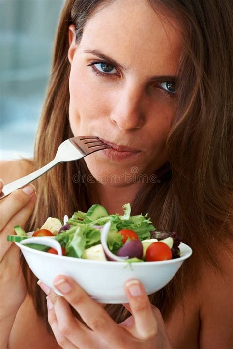 Beau Jeune Femme Mangeant De La Salade De Fruits Image Stock Image Du