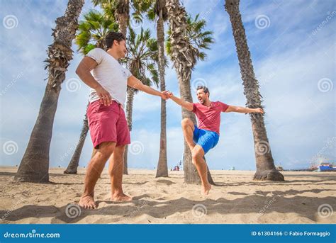Baile Gay De Los Pares En La Playa Foto De Archivo Imagen De Hombres Tenencia