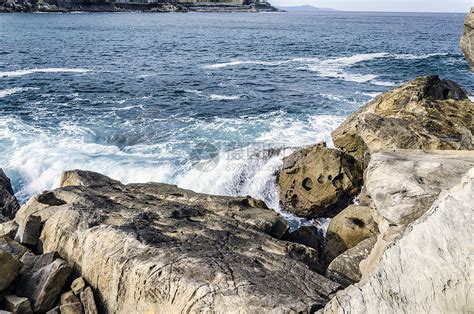 海洋中的岩石天空蓝色流动石头波浪黄色固体海浪高清图片下载 正版图片322107494 摄图网