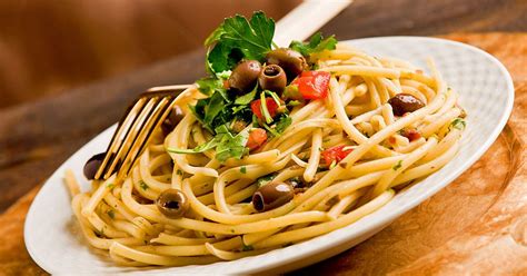Как варить макароны, чтобы они не слипались | Pasta italiana, Pasti ...