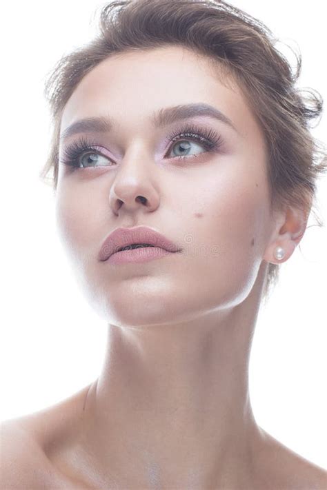 Moça Uma Composição E Um Penteado Delicados Do Nude Modelo Bonito Brilho Da Pele