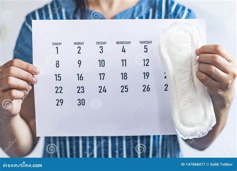 Mujer Que Sostiene El Calendario Mensual Y Los Cojines Sanitarios