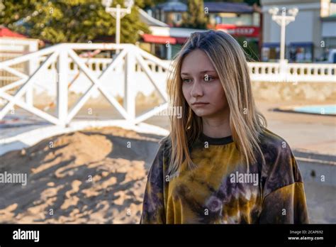 Pretty blonde beach in white Fotos und Bildmaterial in hoher Auflösung Alamy