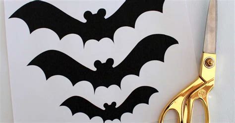 DIY Spooky Bat Wall For Halloween