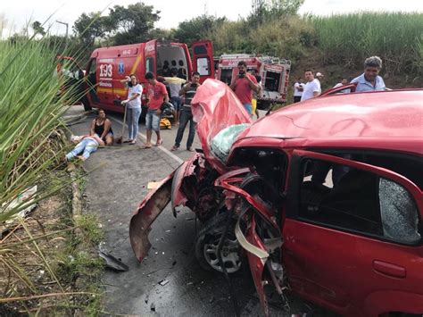 Colisão Frontal Entre Dois Carros Deixa Vários Feridos E Dois Mortos Na